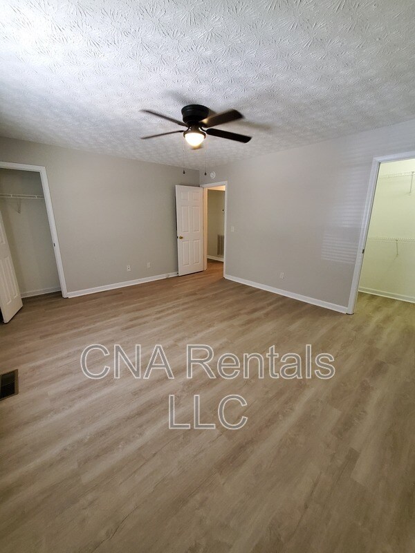 Building Photo - 215 Green Acre Ln