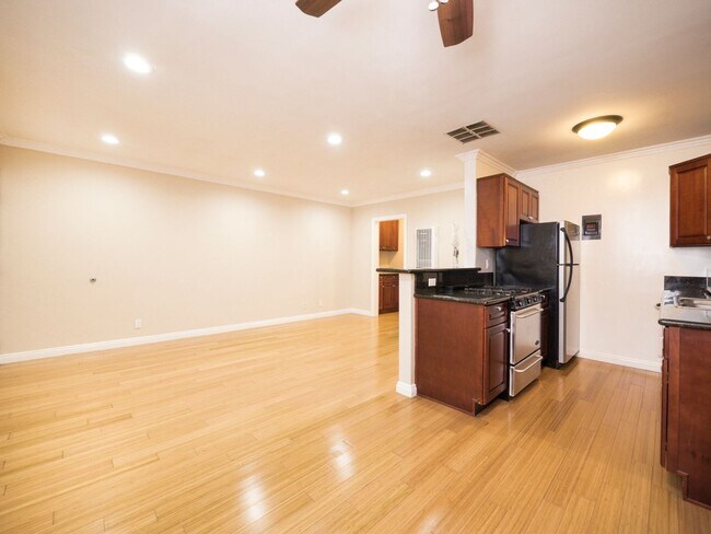 Interior Photo - 3930 Inglewood Blvd