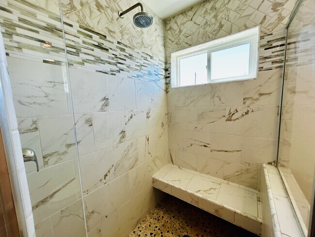 Building Photo - Gorgeous 3 bd, 2.5 ba on 1 acre
