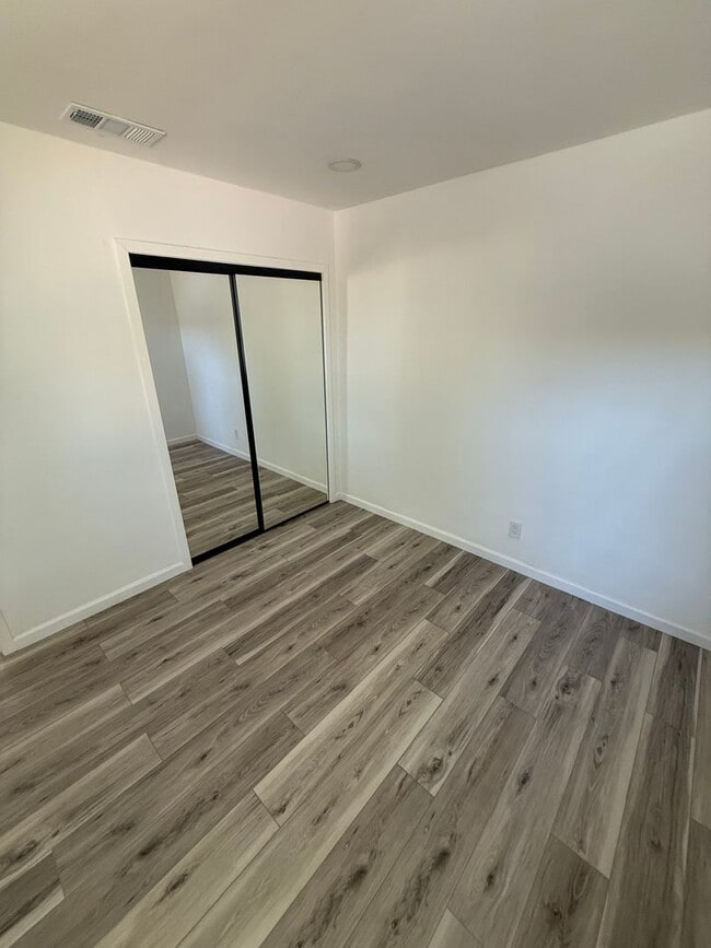 Building Photo - Omelveny Properties