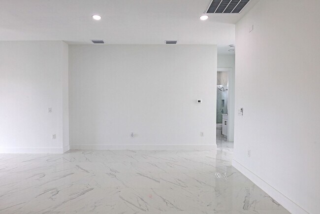 Building Photo - Duplex-929 Eisenhower Blvd Lehigh Acres, F...