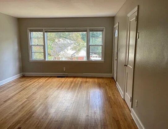 Building Photo - 3211 Pinewood Ave