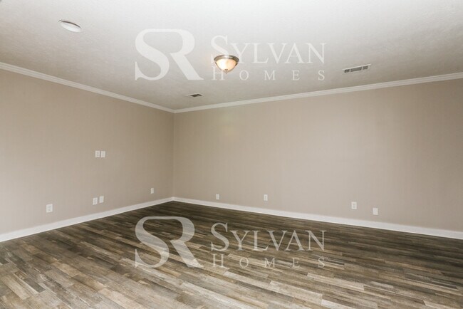 Building Photo - This 3 bedroom, 2 bathroom home on approxi...