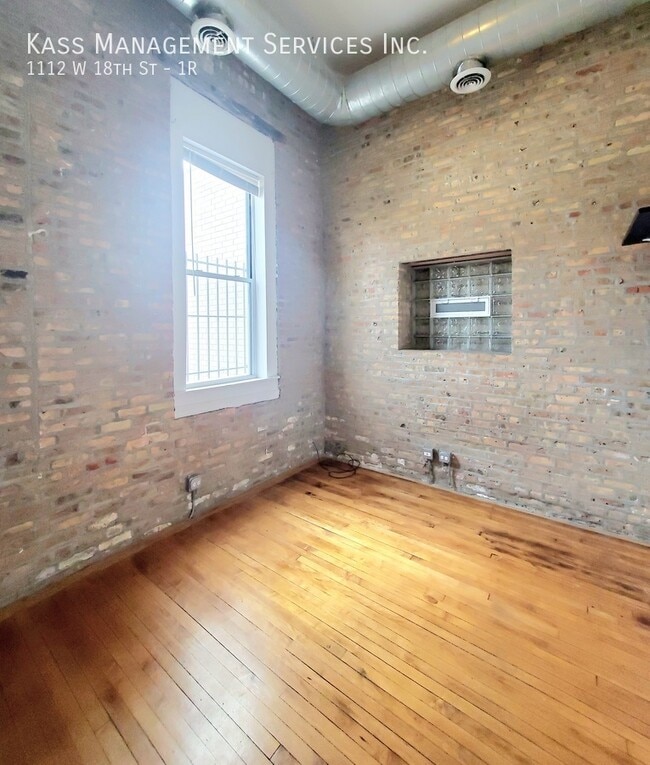 Building Photo - 1112 W 18th St