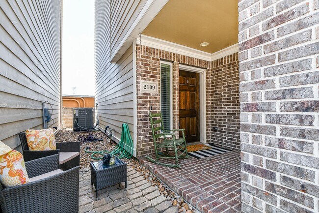 Building Photo - 2109 Bidwell Dr