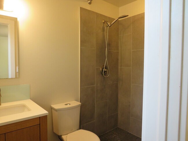 Building Photo - Bellevue Robinswood Mid Century 4bed/3bath Tri-Level $3800.00