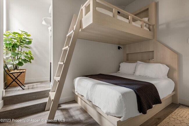 Building Photo - 220 W Main St