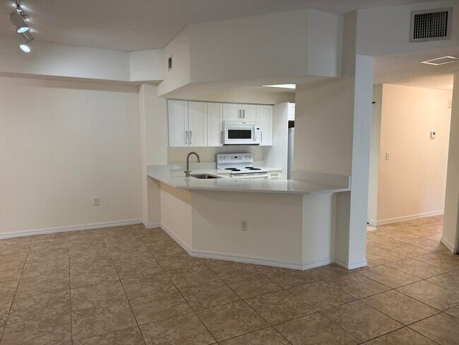 Building Photo - 3020 Alcazar Pl