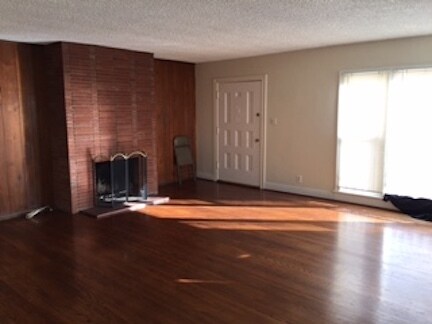 Living room - 1925 N Commonwealth Ave