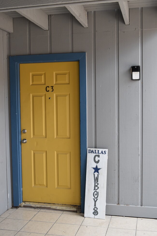 Building Photo - Bluebonnet Flats