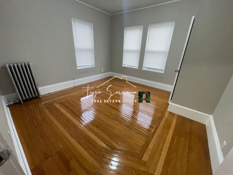 Building Photo - 33 Algonquin St