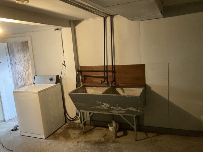 Building Photo - 408 S 1st St