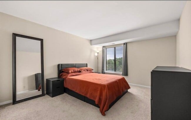 Building Photo - Bright And Luxurious 1 Bed 1 Bath Condo In Amenity-filled Woodlake Towers