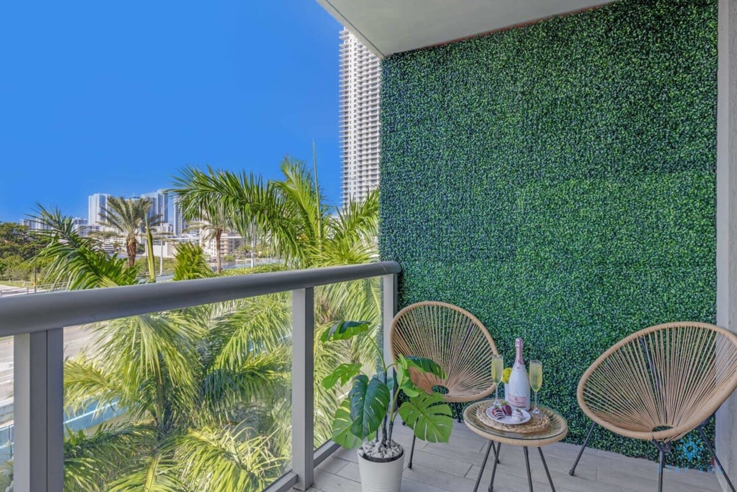 Building Photo - 2602 E Hallandale Beach Blvd