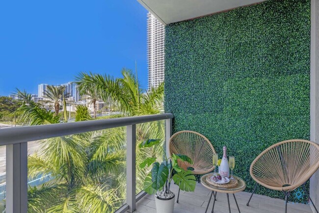Building Photo - 2602 E Hallandale Beach Blvd