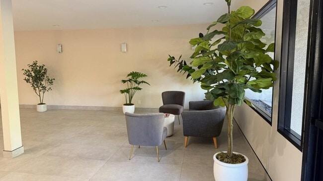 LOBBY - 723 Westmount Dr