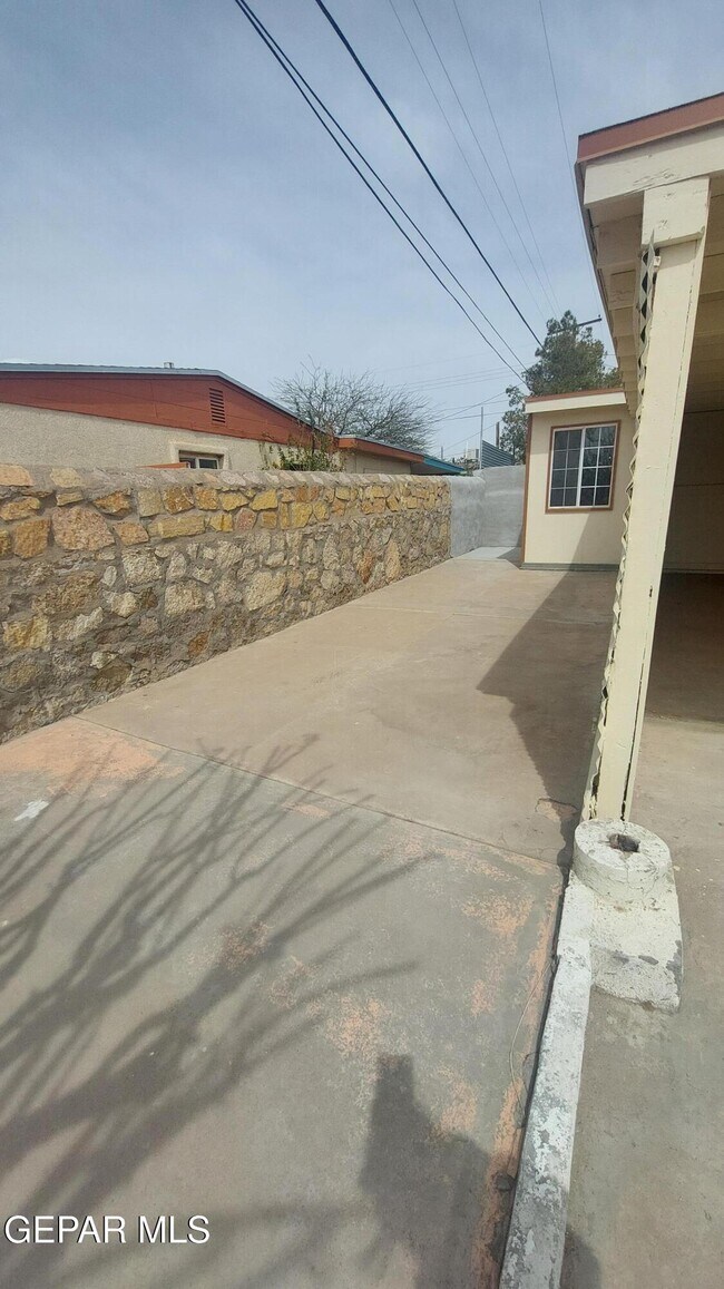 Building Photo - 675 Santa Barbara Dr