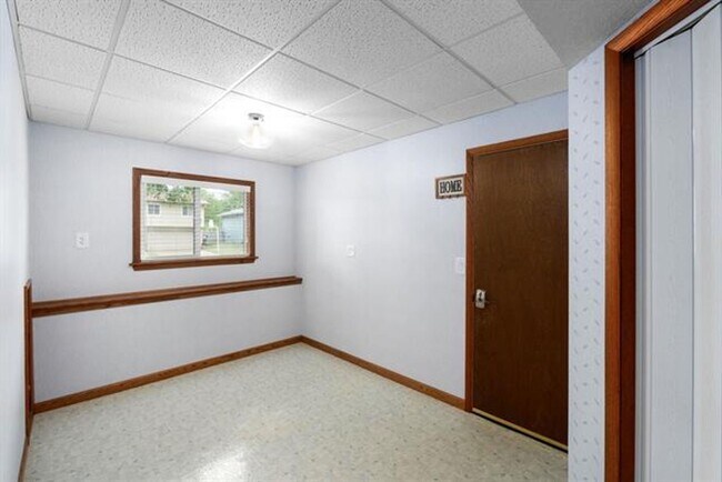 Building Photo - Spacious home near 55th st. S. and Broadway