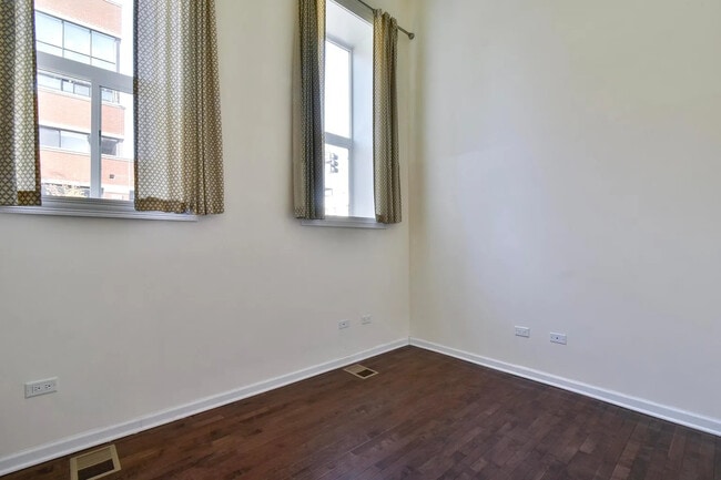 Building Photo - 1761 W Augusta Blvd