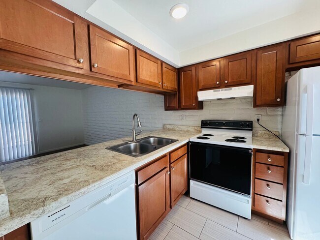 Building Photo - Beautiful Townhome in Great Eastside Location