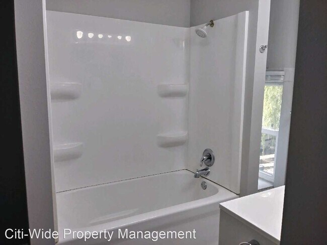 Building Photo - 4 br, 1.5 bath House - 413 4th St NE