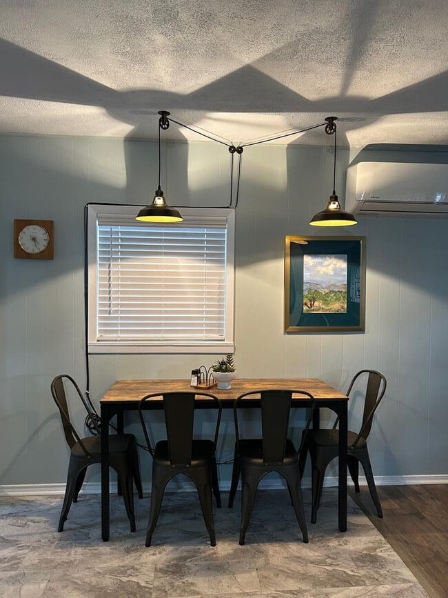 Building Photo - 205 S 11th St