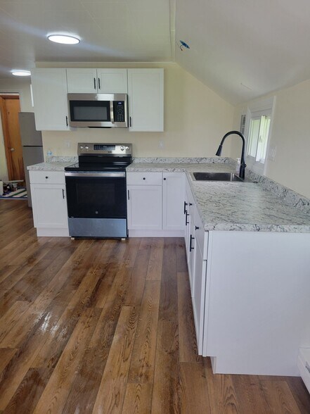 Building Photo - 7574 Lakeport Rd