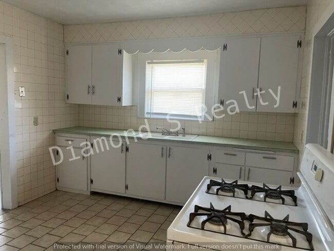 Building Photo - Spacious 2 Bedroom Home - Fenced Yard!