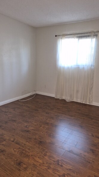 Building Photo - 1856 E 5th St