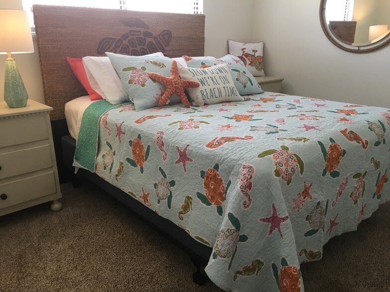 Lower level queen bed - 438 Ocean Pky