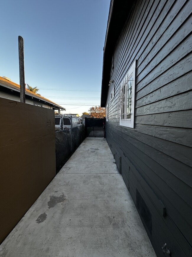 Building Photo - 1111 87th Ave