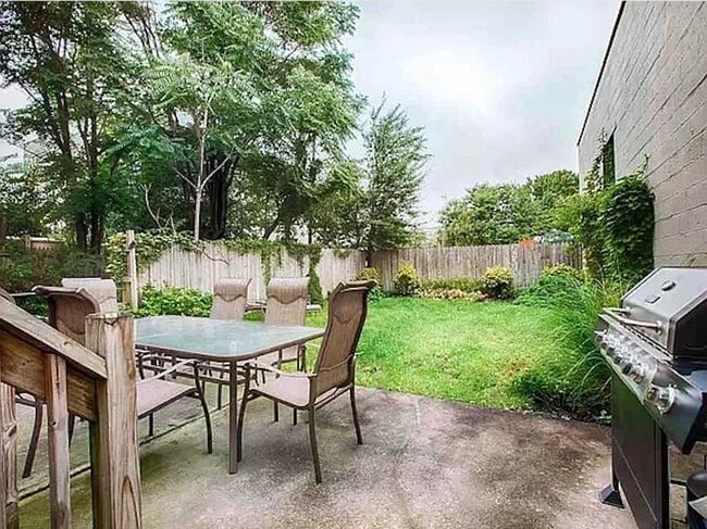 Building Photo - 364 7th St