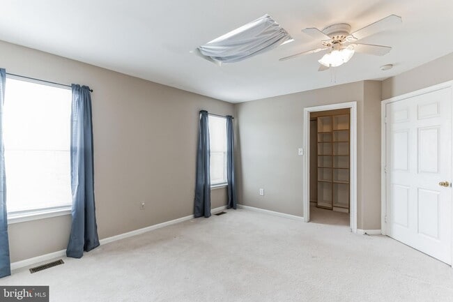 Building Photo - 210 Golden Larch Terrace NE