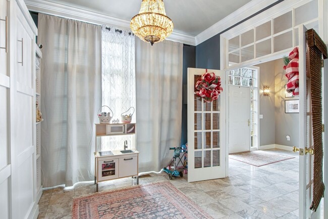 Building Photo - Rent Special! See Description! Spacious Ho...