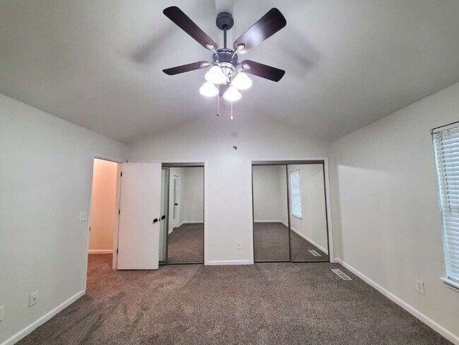 Building Photo - "Charming 2-Bed Townhouse Retreat with Modern Comforts in Hendersonville!"