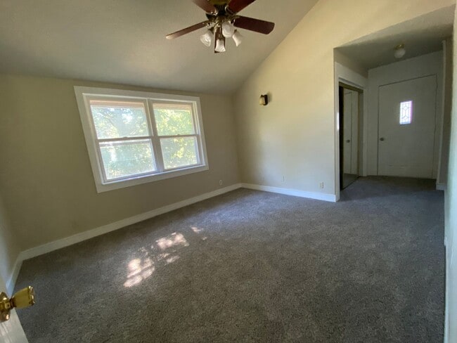 Building Photo - 4 Bedroom 2 Bathroom 2 Stall Detached Garage