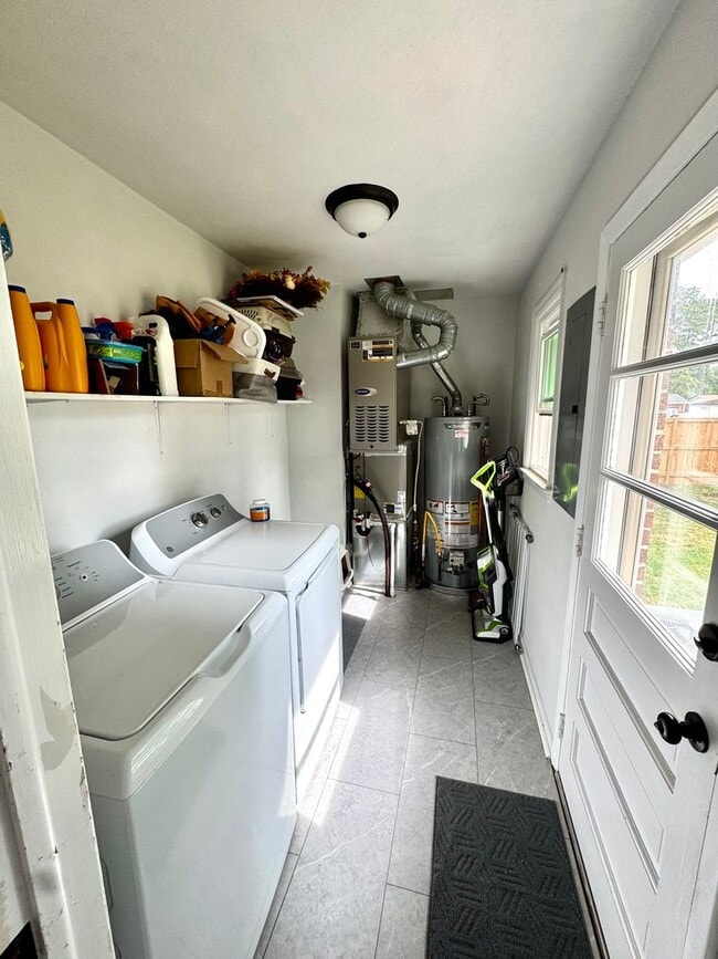 Building Photo - 4 bed 2 Bath Home for Rent in Portsmouth!