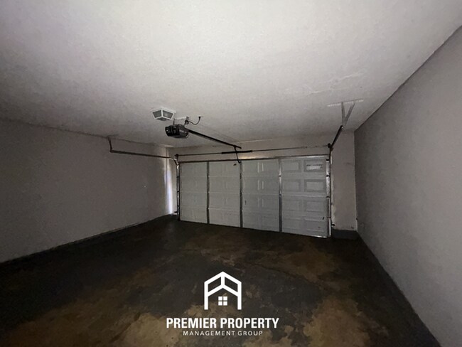Building Photo - Large 5BR/3.5BA Home in 38125 | 2,541 Sq Ft, Vaulted Ceilings & Covered Patio