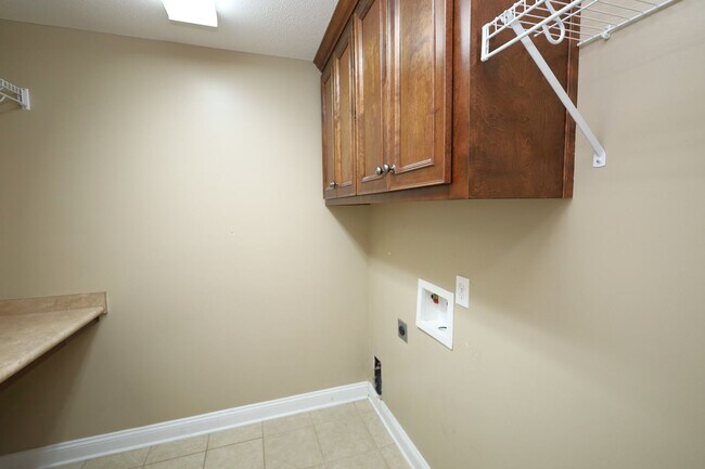 Building Photo - 4338 Kenilworth Cir