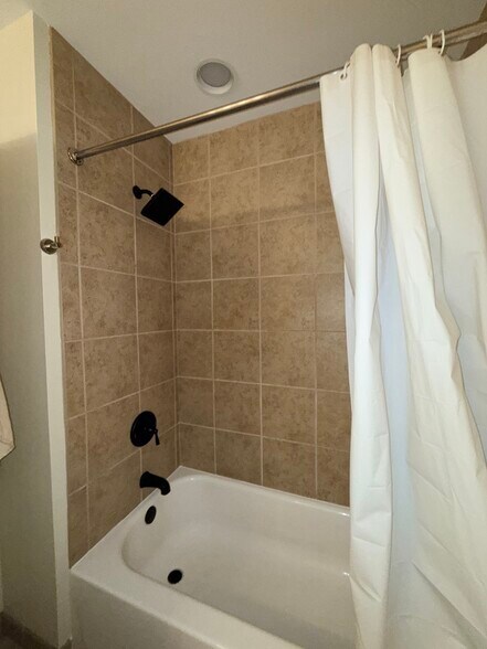 Building Photo - 1255 S State St