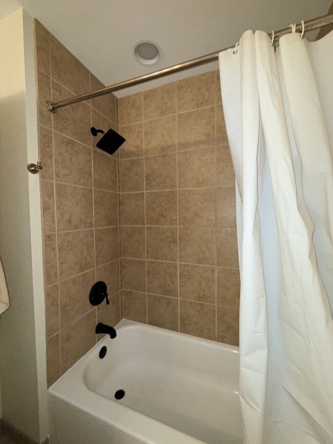 Building Photo - 1255 S State St