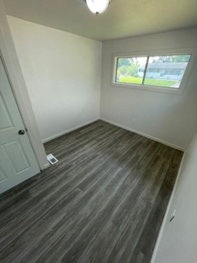 Building Photo - Updated 4BD/1BA