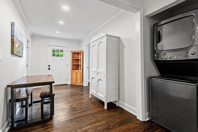 Building Photo - Cute 3 BR Bungalow with Backyard Oasis!