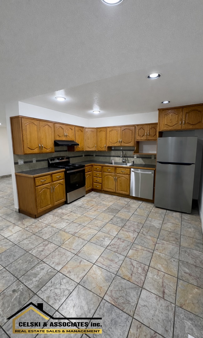 Building Photo - Spacious, Pet-Friendly Home on Half Acre