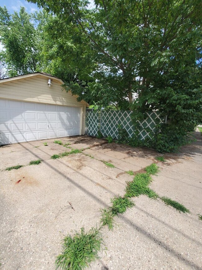 Building Photo - 4 Bedroom Single Family