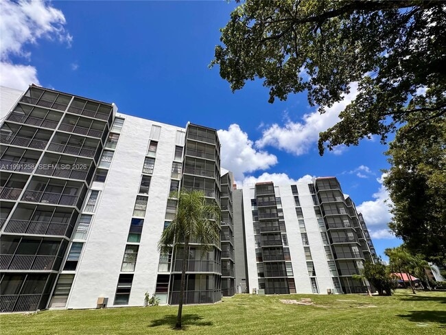 Building Photo - 3301 N Country Club Dr