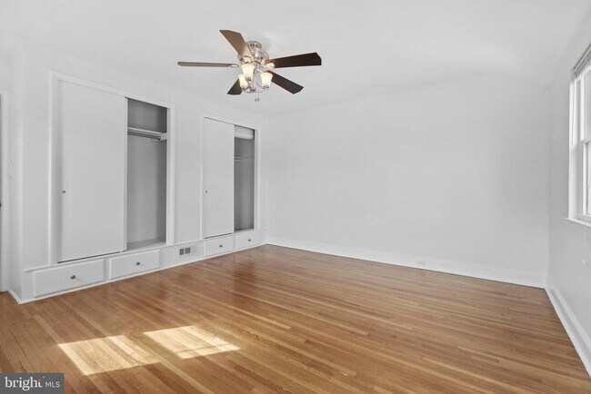 Building Photo - 227 Willow Ave