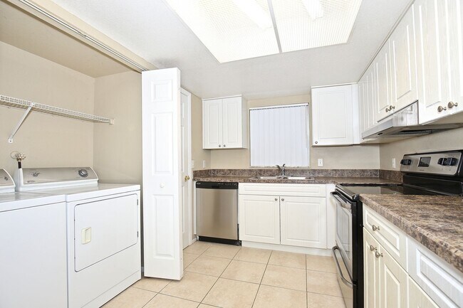 Building Photo - Beautiful 2/2 Condo with Full Lawn Care Included Located in Hawthorne Village – Orlando!