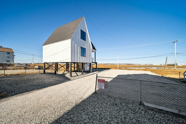 Building Photo - 10 Anchor St