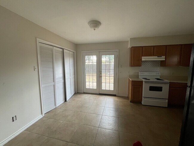 Building Photo - END OF JULY 2025 PRE-LEASE!  Spacious 3 Be...